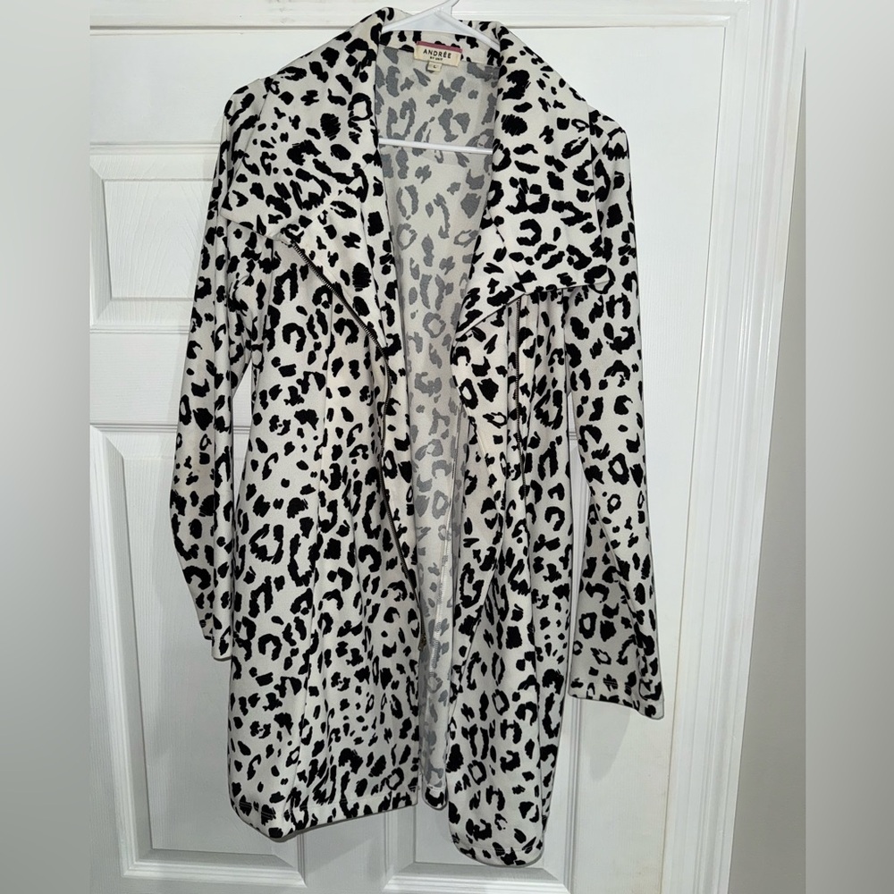 ANDREE BY UNIT Black and White Leopard Trench Coat